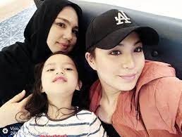 Pelakon, penyanyi, model dan juga pengacara ini baru sahaja menyambut hari lahirnya yang ke 24 tahun pada 1 jun. Tak Sangka Emak Cantik Pada Anak Inilah Wajah Ibu Janna Nick Yang Pasti Memeranjatkan Anda Iluminasi