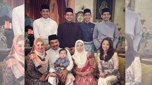 Walaupun terkilan dengan sikap individu yang menyebarkan gambar bayi mereka, datuk k dan siti nurhaliza terbuka untuk memafkan individu berkenaan. 4 Anak Tiri Siti Nurhaliza Tampan Semua Dan Jarang Tersorot Ada Satu Yang Kepincut Seleb Indonesia Tribun Jatim