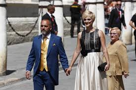 El enlace ha dado mucho de qué hablar durante estos meses por sus inusuales peticiones y restricciones, desde el veto. Boda Pilar Rubio Y Sergio Ramos En Directo Todos Los Invitados