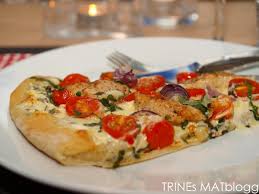 Hvit Pizza Med Kylling Cherrytomater Mozzarella Og Basilikum Trines Matblogg Oppskrift Hvit Pizza Middager Pizza