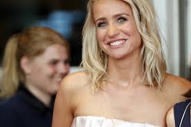 Is she married or dating a new boyfriend? Dit Vond Twitter Van Dionne Stax Debuut Bij Dna Onbekend