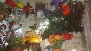 Marco vannini, come vi abbiamo raccontato nel servizio di giulio golia del 13 maggio 2018 , che vi riproponiamo integralmente qui sotto, è stato ucciso da un colpo di arma da fuoco mentre si trovava a. L Epitaffio Sulla Tomba Di Rino Gaetano Ma Il Cielo E Sempre Piu Blu