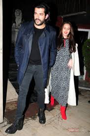 Fahriye evcen suskunluğunu bozdu ve burak özçivit ile dünya evine giren ve dört buçuk aylık hamile olan fahriye evcen'den hamilelik pozları. Fahriye Evcen In Ayagini Yerden Kesti Burak Ozcivit In Hamilelik Hediyesi Dudak Ucuklatti Son Dakika Magazin Haberleri