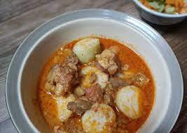 Lontong is a dish made with compressed rice cake and cooked in banana leaf. Resep Lontong Gulai Enak