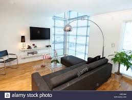 Ansicht Der Stehlampe Uber Schwarze Sofagarnitur Mit Flachbild Tv