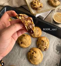 في طبق عميق اخلطي عجين الكوكيز والبيض والماء والفانيليا جيدا. Ø·Ø±ÙŠÙ‚Ø© Ø¹Ù…Ù„ ÙƒÙˆÙƒÙŠØ² Ø³Ù‡Ù„Ø© ÙˆØ³Ø±ÙŠØ¹Ø© Ø¨ÙŠØªÙ‰ Ù…Ù…Ù„ÙƒØªÙ‰