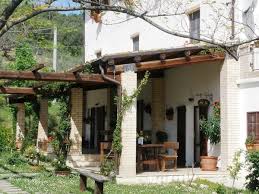 La casa di campagna rappresenta il luogo della vacanza con la famiglia dove si accolgono amici per lunghi pranzi e cene soprattutto all'aperto. Trucchi Consigli E Punti Chiave Per Rinnovare Una Casa Rurale Idee Interior Designer