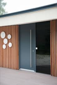 Haustur Modern Mit Seitenteil Aus Verdunkeltem Glas Moderne Haustur Moderne Eingangstur Fenster Und Turen