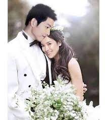 In the published photo, the descendants of the sun holding a cream cake decorated in playful colors with the astronaut character. Songsongcouple Juzeth2 Twitter