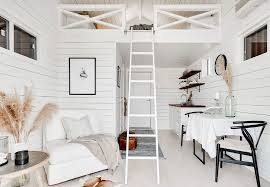 Une Mini Maison Parfaite De 15m2 En Bord De Mer Planete Deco A Homes World En 2020 Salons De Ferme Mini Maison Salon Rustique