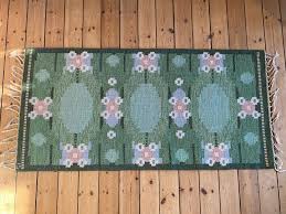 Was ist aus deutscher sicht merkwürdig, auffällig oder einfach anders, wenn man in schweden lebt? Antiknetz De Schwedischer Handgewebter Flacher Teppich Kelim Teppich Grune Grundfarbe Mit Stilisierten Blumen