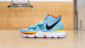 Kyrie andrew irving (born march 23, 1992) is an american professional basketball player for the cleveland cavaliers of the national basketball association (nba). Kyrie Irving Exhibe Sus Nuevas Zapatillas Nike Kyrie 5 Pe Little Mountain Ediciones Sibila Prensapiel Puntomoda Y Textil Y Moda