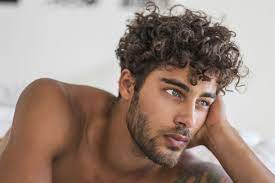 Cerchi idee da uomo con i capelli ricci corti uomo? 13 Ottime Idee Su Uomini Di Capelli Ricci Uomini Di Capelli Ricci Capelli Capelli Ricci
