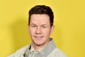 Mark wahlberg dons a fat suit and prosthetic double chin on set after gaining 20lb to play mark wahlberg is seen showing off his recent 20lb weight gain while filming his new. Mark Wahlberg Hat 18 Kilo Zugenommen So Haben Wir Den Schauspieler Noch Nie Gesehen Gq Germany
