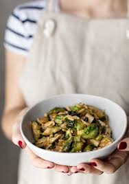 Salade D Orzo Choux De Bruxelles Rotis Bacon Vinaigrette Au Beurre D Amande Trois Fois Par Jour Recipe Healthy Lifestyle Food Brussel Sprouts Vegetable Recipes