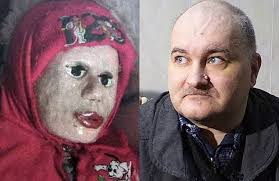 Anatoly Moskvin & die Puppen, die keine waren 😱😔 Als die Polizei im Jahr  2011 die Wohnung des Historikers Anatoly Moskvin betrat, fand sie eine  Vielzahl kleiner Körper, sorgfältig angekleidet und auf