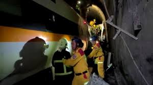 Sedm cestujících bylo těžce zraněno. Nehoda Vlaku Na Tchaj Wanu Si Vyzadala Pres 50 Obeti Na Trat Vjelo Vozidlo Ze Stavby Hospodarske Noviny Ihned Cz