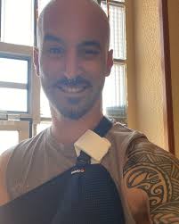 🦴 Fractura 😔🦴 El resultado a una buena rodada por las escaleras 🥲 🧑‍⚕️  Diagnóstico: fractura subcapital + troquiter izquierdo = 6 meses aprox. de  recuperación ❤️‍🩹 Sé que podría ser mucho