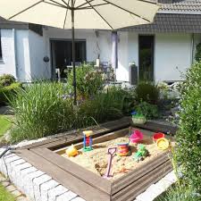 Sandkasten Im Garten Integrieren Modern Design In 2020 Sandkasten Garten Sandkasten Selber Bauen Gartengestaltung