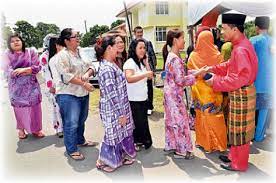 Kepentingan amalan tertentu dalam perayaan pelbagai kaum. Pelbagai Kaum Kunjungi Rumah Terbuka Pegawai Daerah Lawas