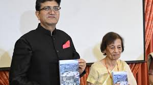 Prasoon Joshi launches Dr Hema Joshi's book 'Do Palkon Ki Chhavn Main'