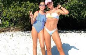 Flávia alessandra martins da costa nasceu em arraial do cabo, região dos lagos do rio de janeiro, no dia 7 em 2007, flávia alessandra trabalhou pela terceira vez em uma trama de aguinaldo silva. Flavia Alessandra Compara Tamanho Das Pernas Com As Da Filha Ofuxico