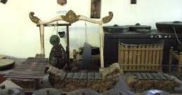 Seperangkat gamelan gamelan orkestra adalah ensembel musik yang biasanya menonjolkan istilah gamelan merujuk pada instrumennya / alatnya, yang mana merupakan satu kesatuan utuh yang bagaimanapun, relief tentang alat musik tersebut dikatakan sebagai asal mula gamelan. Asal Usul Musik Gamelan Jawa Warisan Budaya Indonesia Yang Mendunia Zona Artikel Baru