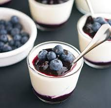 Come promesso, ecco una variante della classica panna cotta bianca… preparata in occasione di una invasione di mirtilli freschi regalati dal mio adorato fruttivendolo. Panna Cotta Allo Yogurt Con Salsa Ai Mirtilli Gg Giovani Genitori