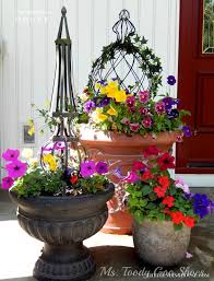 Pretty flower pots will look absolutely wonderful in your porch besides the front entry door and will create a pleasant effect. 29 Pretty Front Door Flower Pots That Will Add Personality To Your Home The Trending House