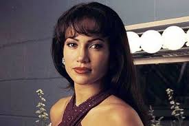 Cabe señalar que muchas personas viajan a esta ciudad texana exclusivamente para visitar la tumba de selena, así como el mirador de la flor que se encuentra sólo a. Asi Lucia Jennifer Lopez Como Selena Quintanilla Hace 23 Anos En La Pelicula Que La Llevo Al Estrellato Nueva Mujer