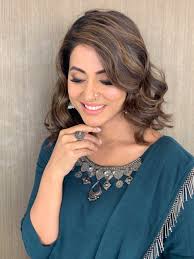 This beautiful actress ruling the television industry since daily soap yeh. Hina Khan Biography Age Height Career Relationship Family Heena Khan Trendy Outfits Bollywood Celebrities