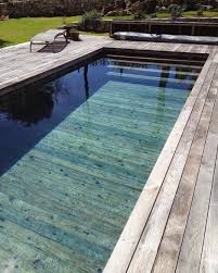 Have You Ever Seen A Wooden Pool With The Rise Of Amazing Wood Texture Tiles We Re Looking At You Piscine Amenagement Paysager Piscine Bois Piscine Et Jardin