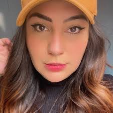 Lindsay and Ryan grapple with their new relationship: Is Lindsay Ryan's  step-aunt or his girlfriend?  http://www.thewb.com/shows/the-oc/the-power-of-love/b9dfe35f00