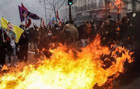 Las impactantes imágenes de la violencia en París tras una protesta por un  ataque que dejó 3 muertos - BBC News Mundo