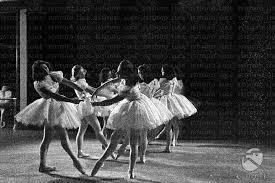 Un Gruppo Di Ballerine Esegue Degli Esercizi Di Danza Classica Archivio Storico Istituto Luce