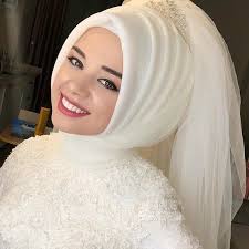 Dogal Gelin Makyaji Tercih Edeceklere Oneriler Kadinev Com Gelinlik Gelin Basit Turban