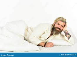 Homem De Cueca. Cara De Roupão Usa Banheiro. Homem Bonito Pela Manhã. Homem  Barbudo No Roupão Branco De Terry Imagem de Stock - Imagem de homens,  insônia: 231824207