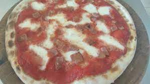 Un impasto dal sapore deciso e soffice, fa da base ad un condimento singolare ma decisamente gustoso! Pizza Margherita With Guanciale Silvio Cicchi