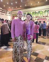 Surjan merupakan pakaian adat dari jawa tengah yang berupa kemeja atasan. Ini Berbagai Jenis Pakaian Adat Jawa Tengah Yang Penuh Dengan Makna Bukareview