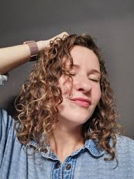 huch plotzlich locken mit der curly girl methode judetta locken machen lockiges madchen strohige haare