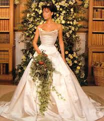When victoria beckham shared a snap of herself and her daughter harper wearing vogue robes, we blurted out an aww! but after a little investigation, we found she might not be the only one who made. Victoria Beckham En Robe De Mariee Vera Wang Pour Son Mariage Avec David Beckham E Robe De Mariee Chere Robes De Mariage Celebres Robes De Mariage De Createurs