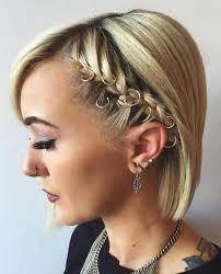 Side Parted Bob With A Braid Kurze Haare Abschlussball Bob Frisur Geflochten Medium Haare