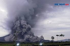 Hari ini gunung semeru masih luncurkan guguran lava pijar, tujuh kali alami letusan. Erupsi Semeru Kepala Bnpb Doni Monardo Pangdam V Brawijaya