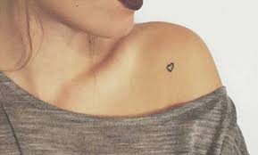 Además, el símbolo om, como su nombre bien indica, es la entrada de la paz con la meditación. Tatuajes Pequenos En Los Hombros Para Mujeres Recopilacion Tatuantes