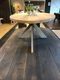 deze ovale eettafel edinburgh heeft een kruispoot in het midden hierdoor kan je goed met veel mensen om de tafel zi eettafel ovale eettafels rustieke eettafel