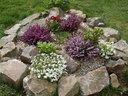 7 Tipps Fur Schone Haus Aussen Und Garten Mit Blumen Und Pflanzen Dekorieren 2019 7 Tipps Fur Sc Rock Garden Landscaping Landscaping With Rocks Rockery Garden