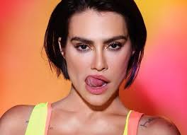 Cleo pires height is around 5 feet 3 inches tall and her body weight is 51 kilograms. Cleo Pires Surpreende Com Desabafo Eu Me Escondi