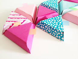 Tout ce dont vous aurez besoin est commencez avec une feuille de papier carrée. Diy Boite Triangle Loicia Itrema