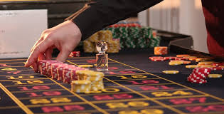 The average salary for a casino dealer is $15.35 per hour in las vegas, nv and $138 tips per day. Casino Blackjack Cheats Are Casinos Cheating Here S The Beef Gamingzion