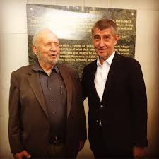 Jeho děti s pistolemi, andrej na mraky. Andrej Babis U Pametni Desky Wintonovych Deti S Jednim Facebook